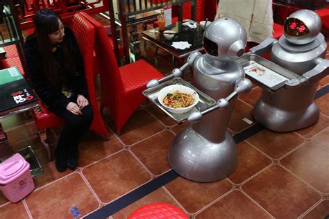 chengdu china resturaunt waiters are